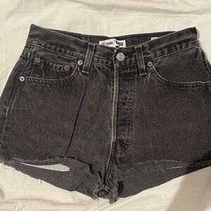 Re/Done Levi’s black denim shorts 🖤 size 26